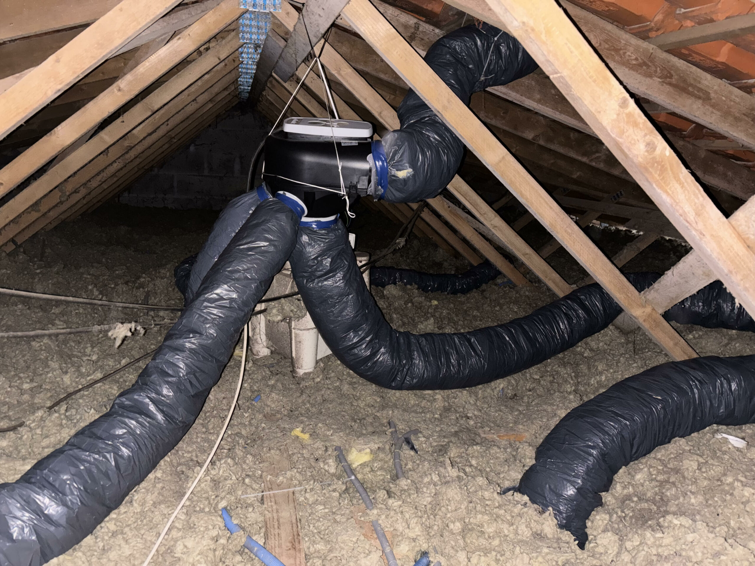 Groupe VMC installé dans les combles