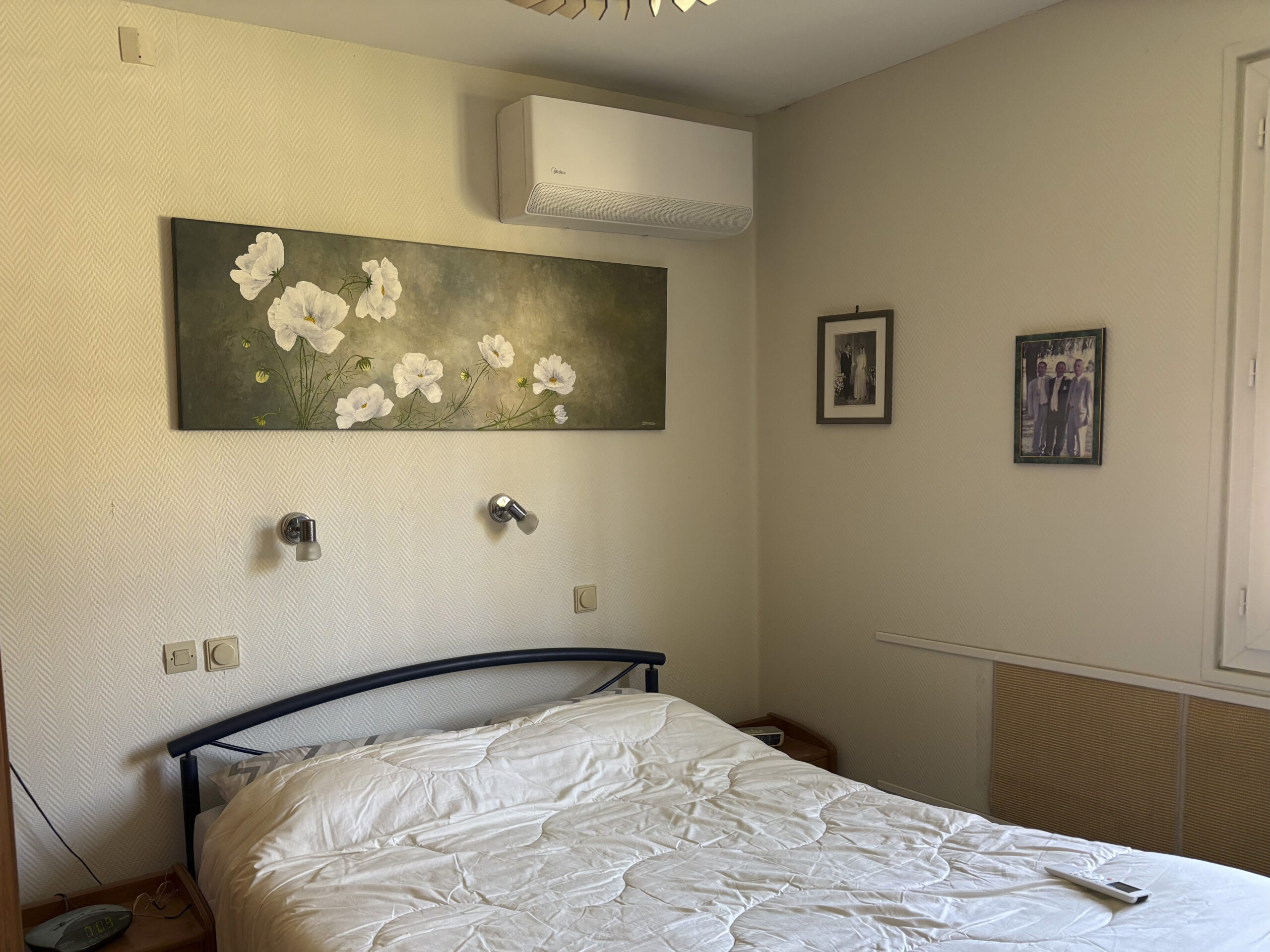 Climatisation Midea dans une chambre à Montmoreau