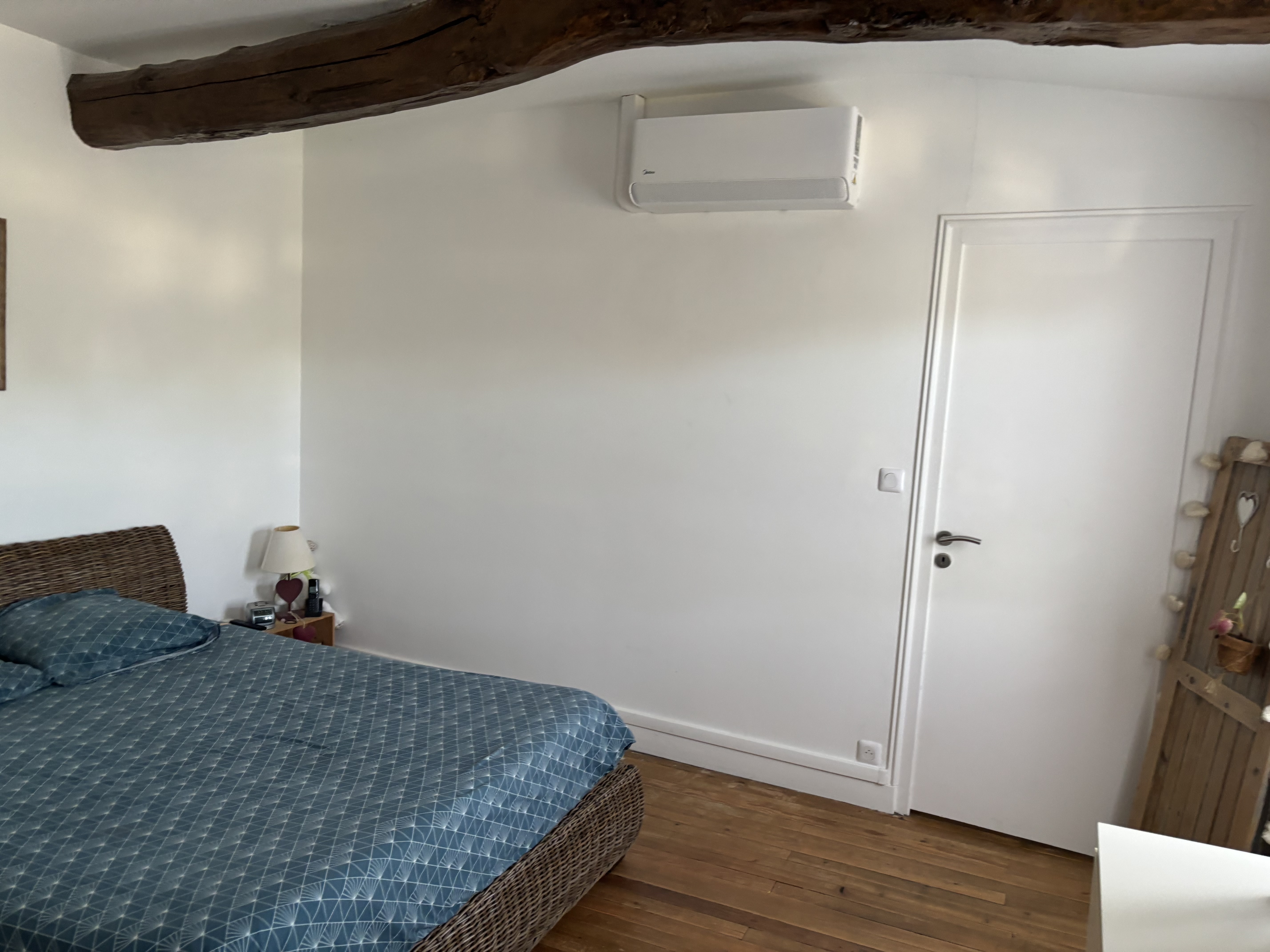 Climatisation Midea dans une chambre
