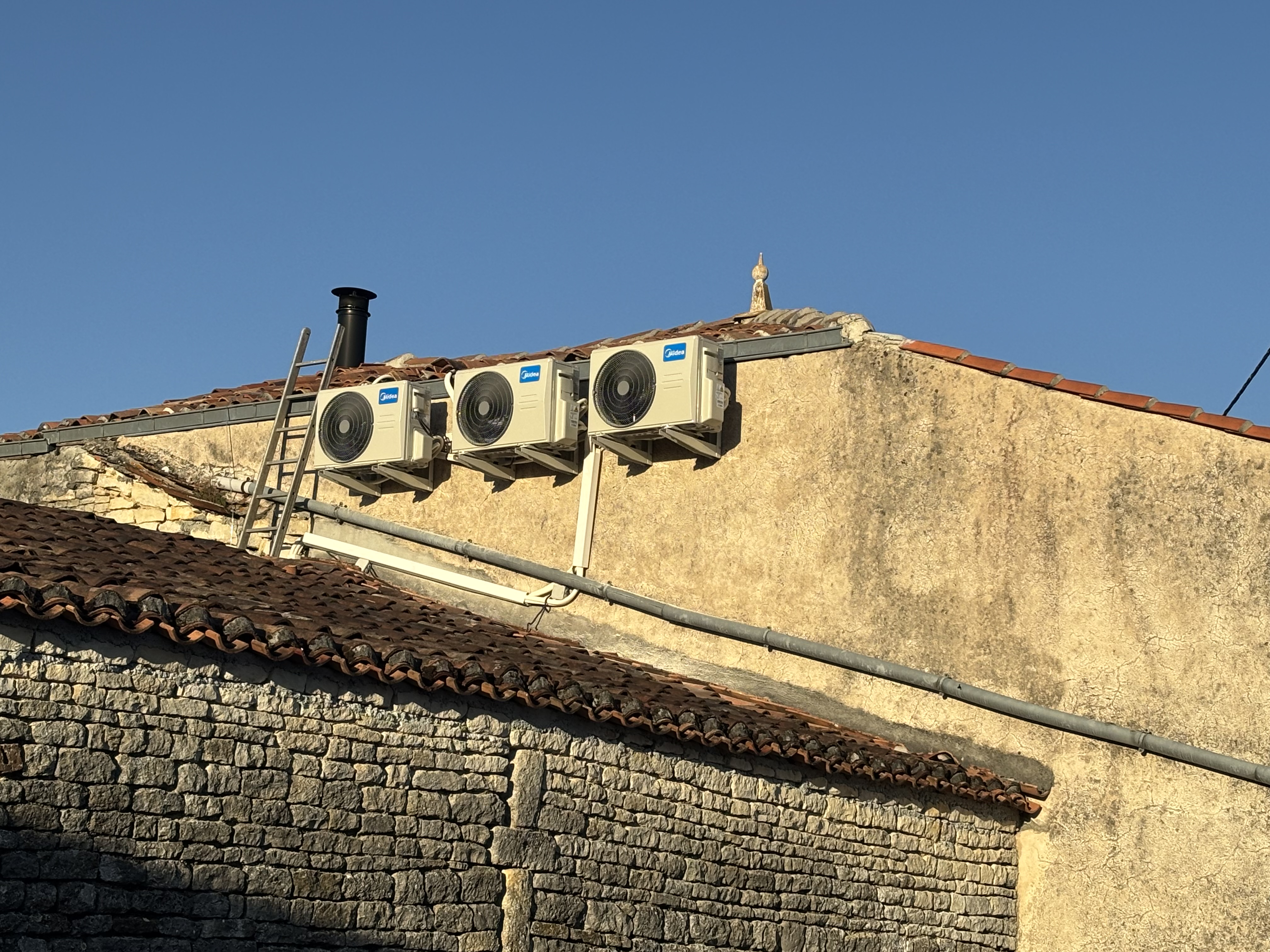 Trois groupes extérieurs Midea