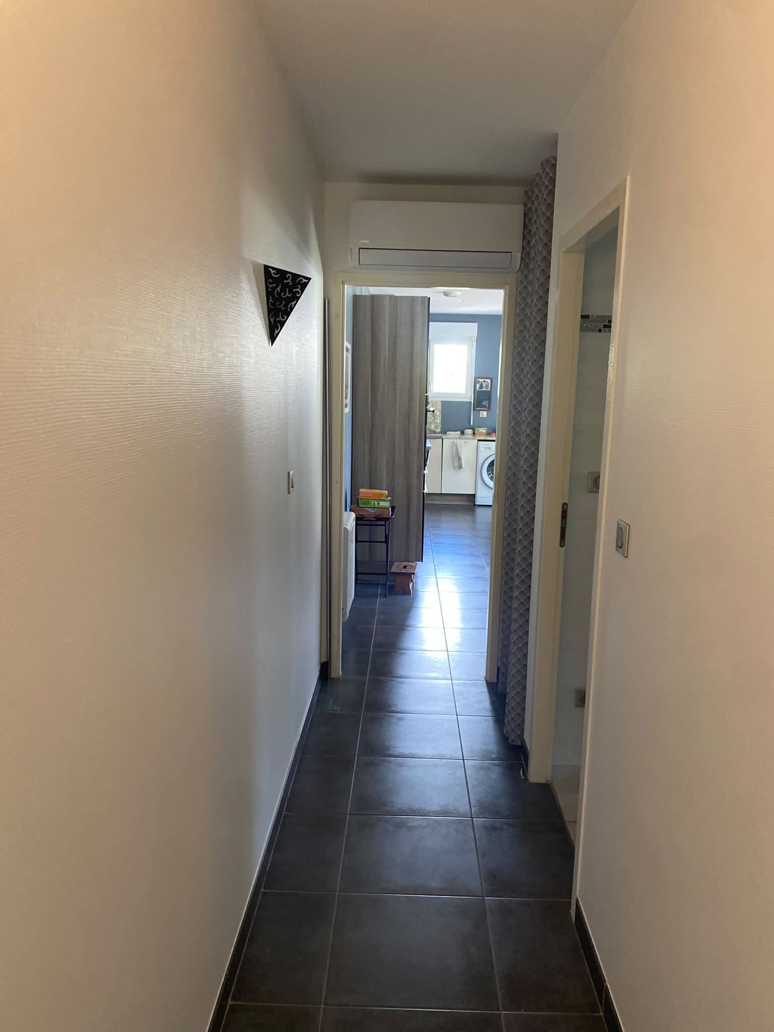 Climatisation Midea installée dans le couloir à Ruelle-sur-Touvre
