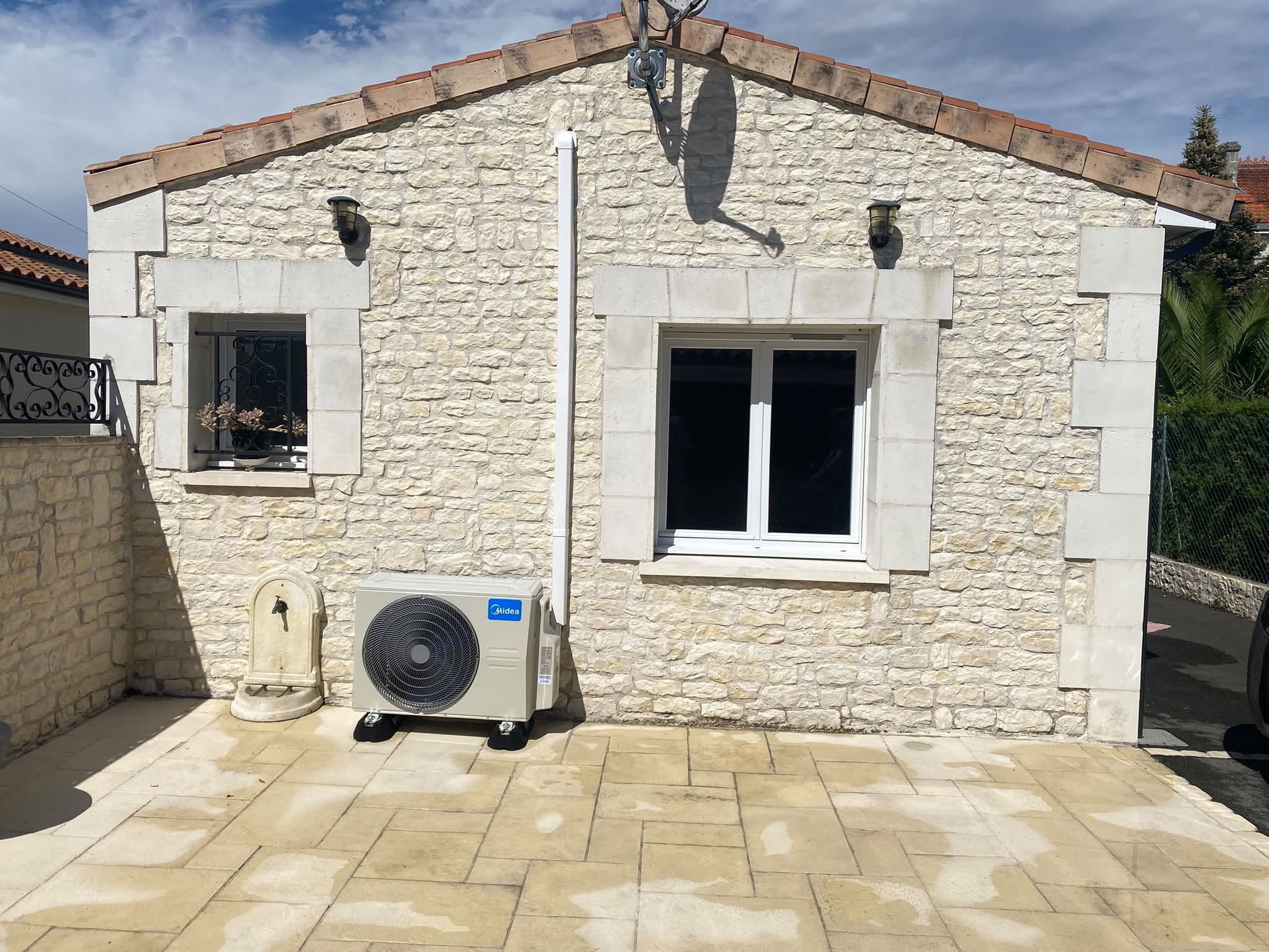 Groupe extérieur Midea installé à Ruelle-sur-Touvre