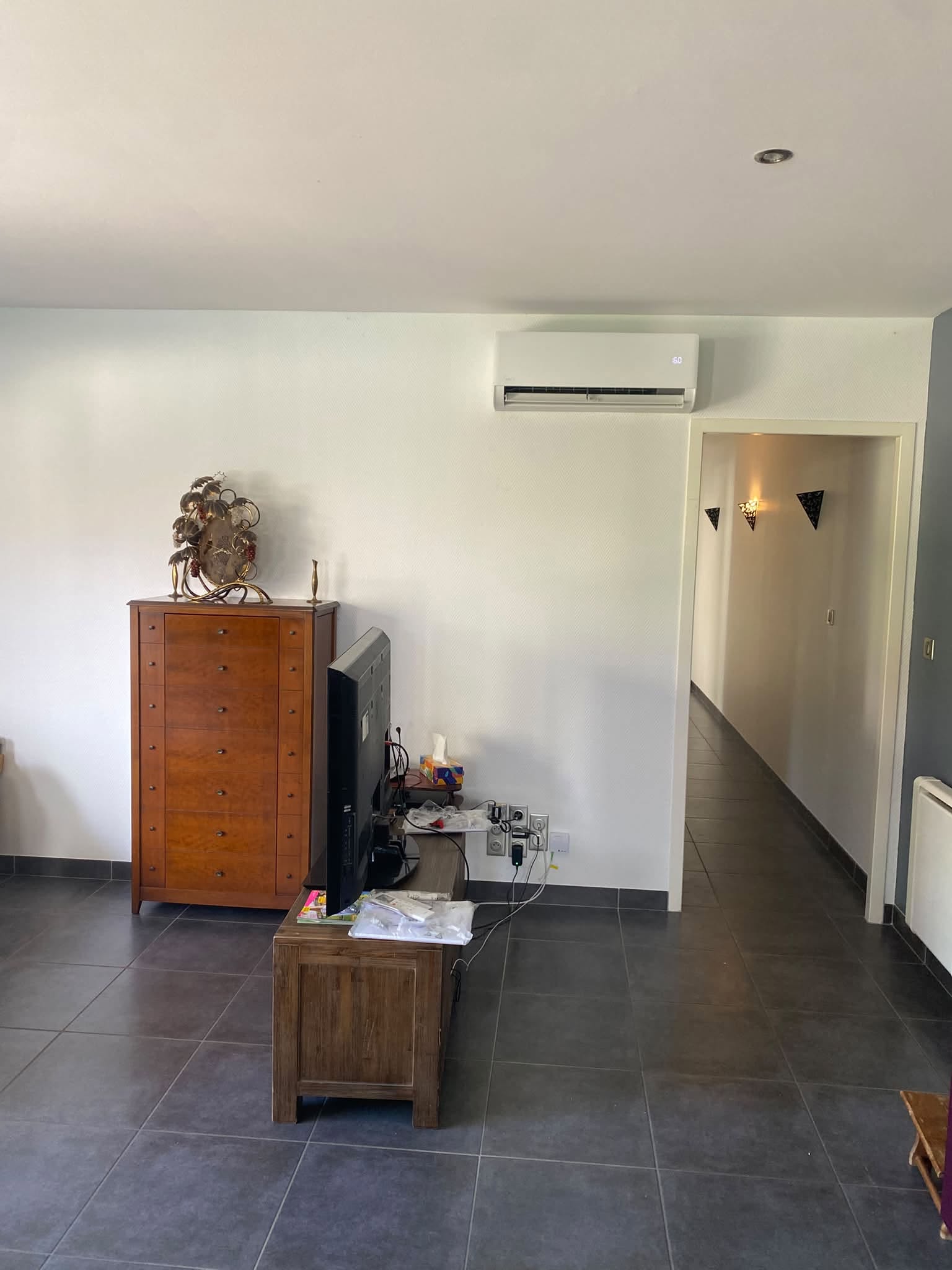 Climatisation Midea installée dans le salon à Ruelle-sur-Touvre