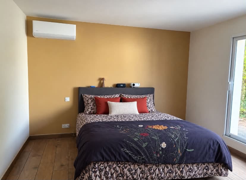 Climatisation réversible Midea installée dans une chambre à Balzac