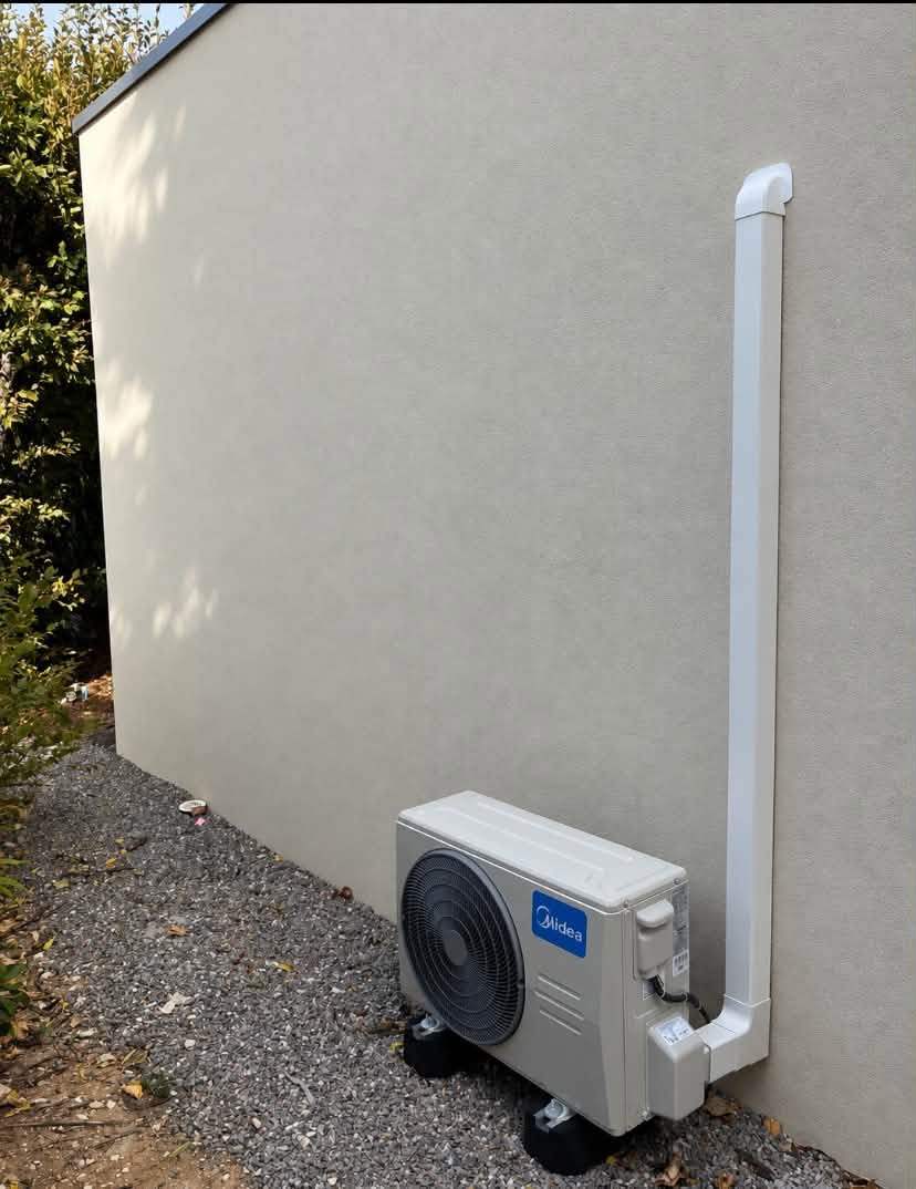 Groupe extérieur Midea installé à Balzac en Charente
