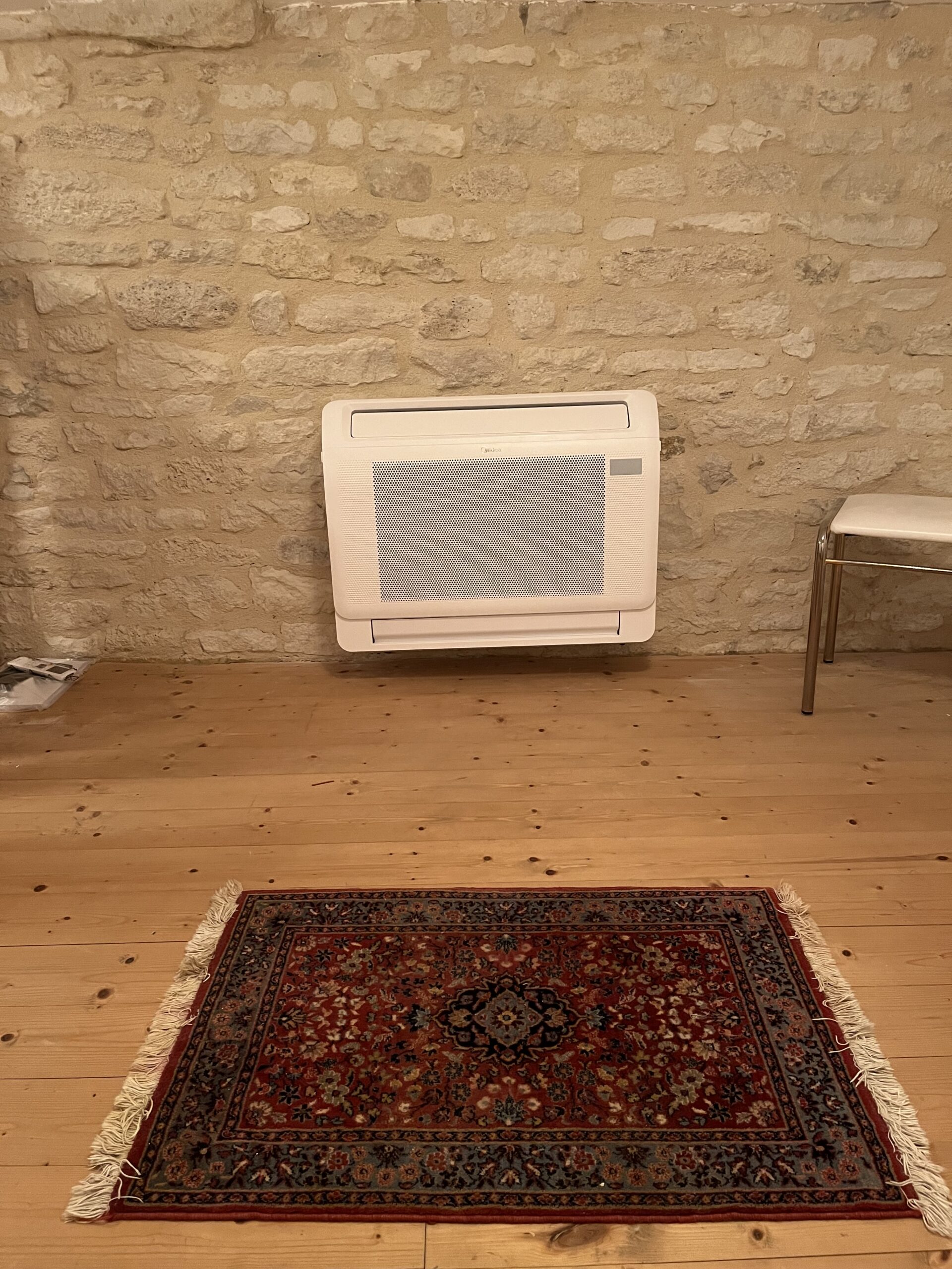 Console Midea installée dans une maison en pierre