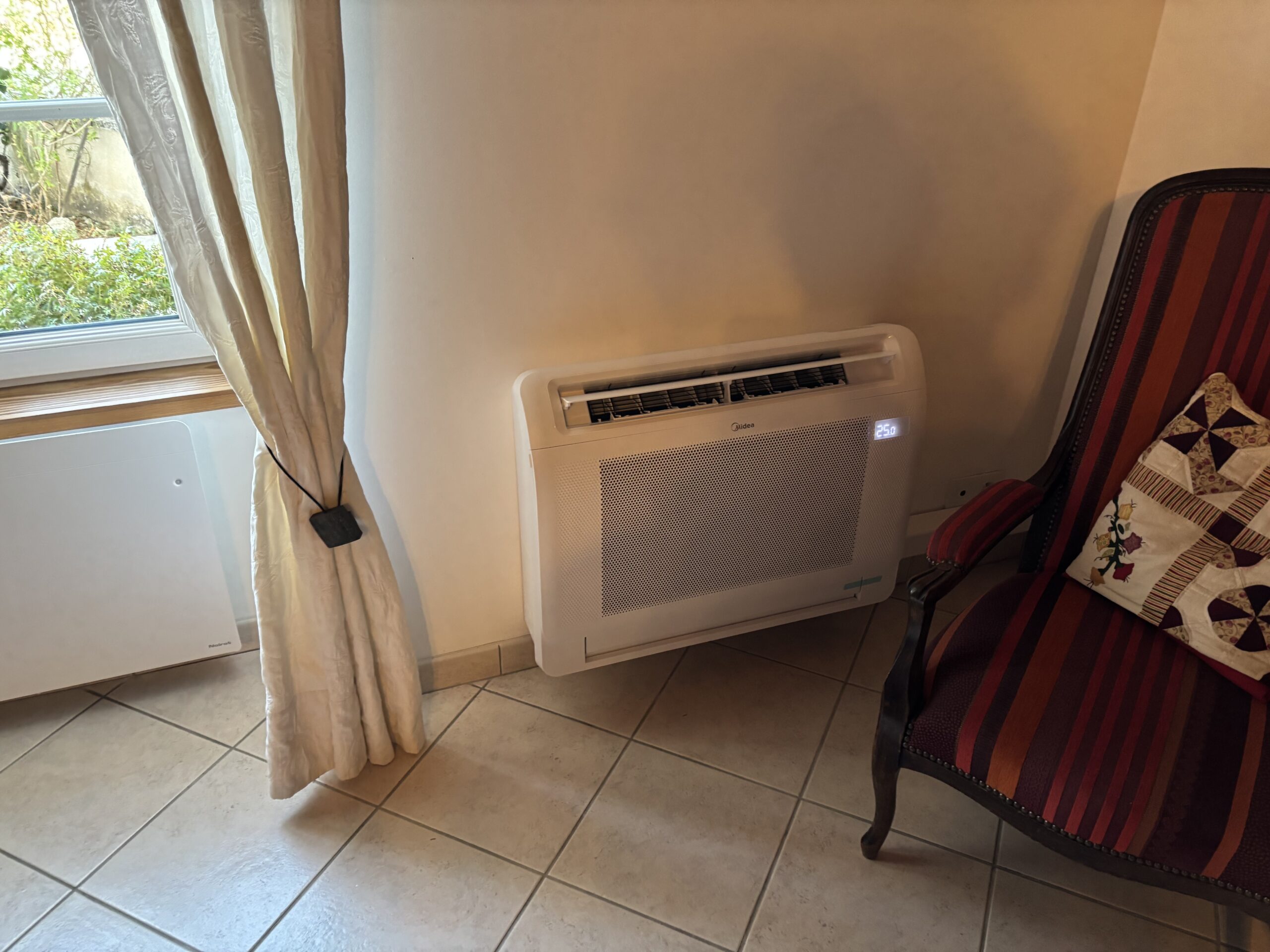 Climatisation Midea dans pièce de vie