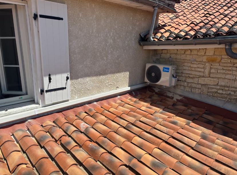 Groupe extérieur Midea installé en toiture à Fouqueure