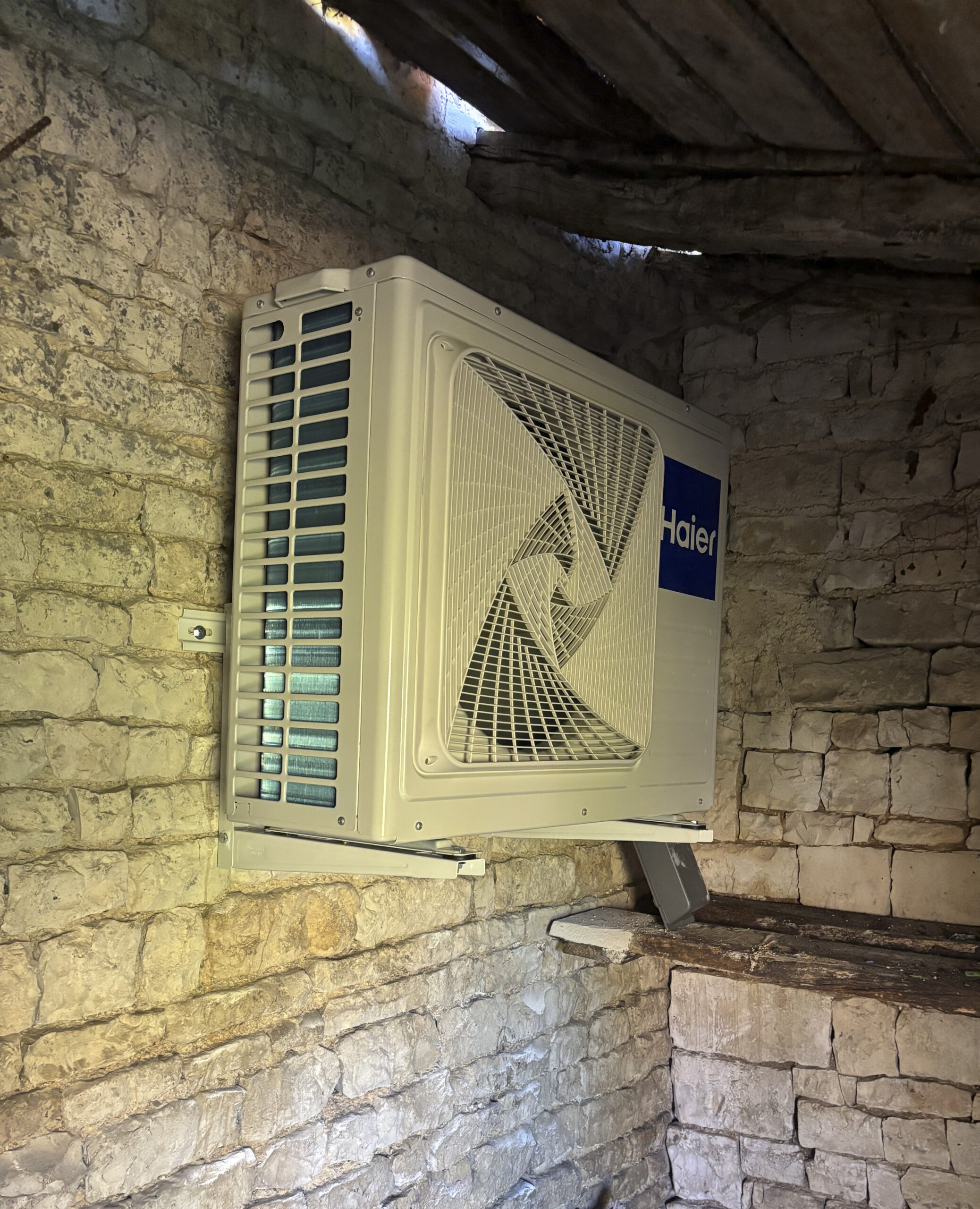 Groupe extérieur chauffe-eau thermodynamique installé sous un appentis à Fouqueure