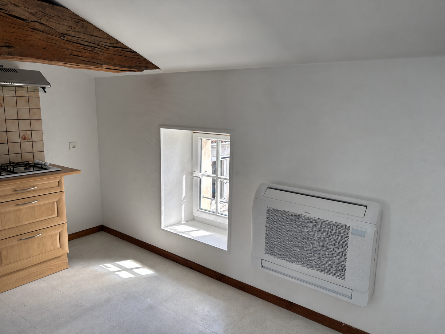 Console Midea installée dans un appartement à Jarnac