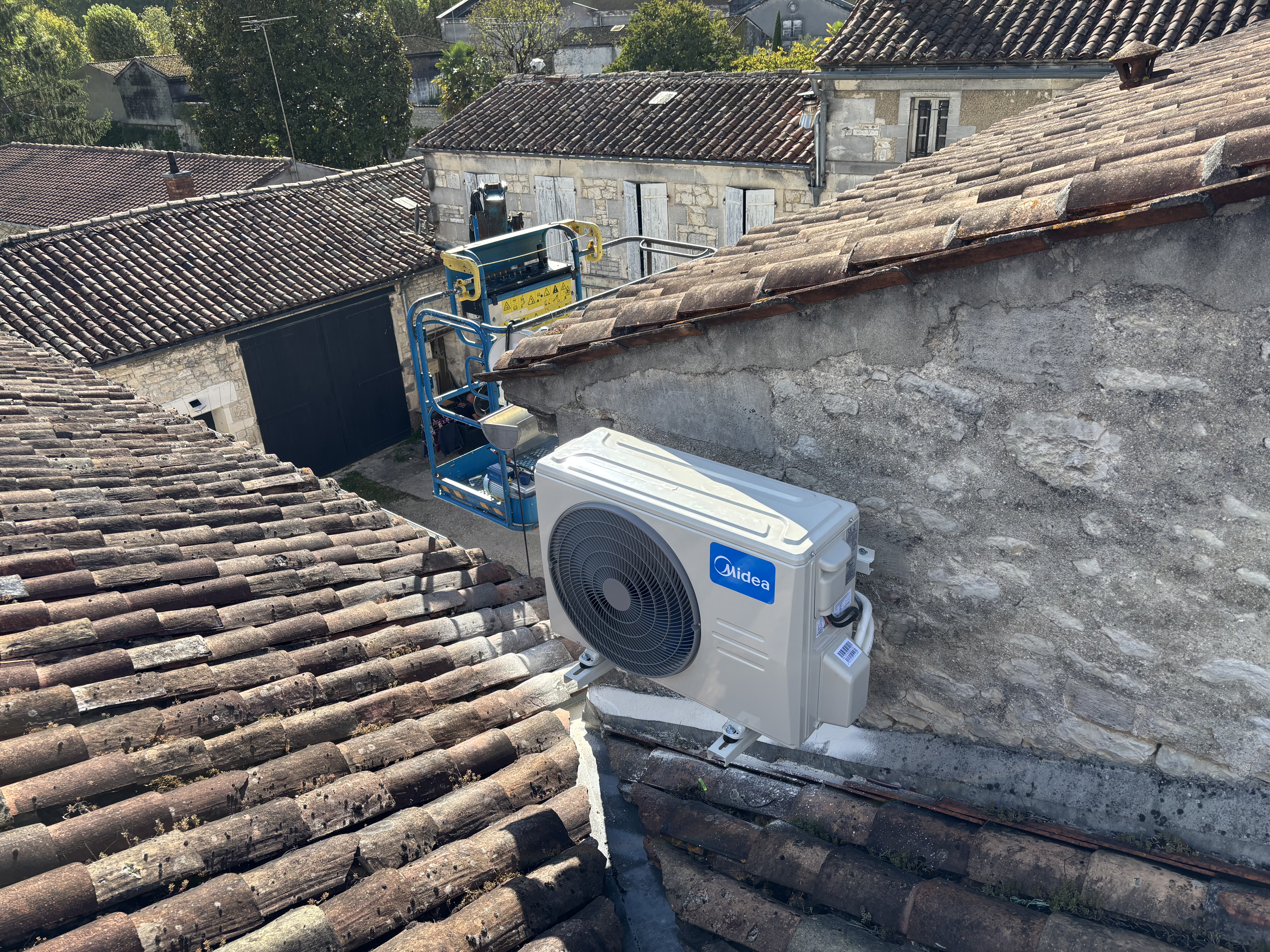 Groupe extérieur Midea installé en hauteur à Jarnac