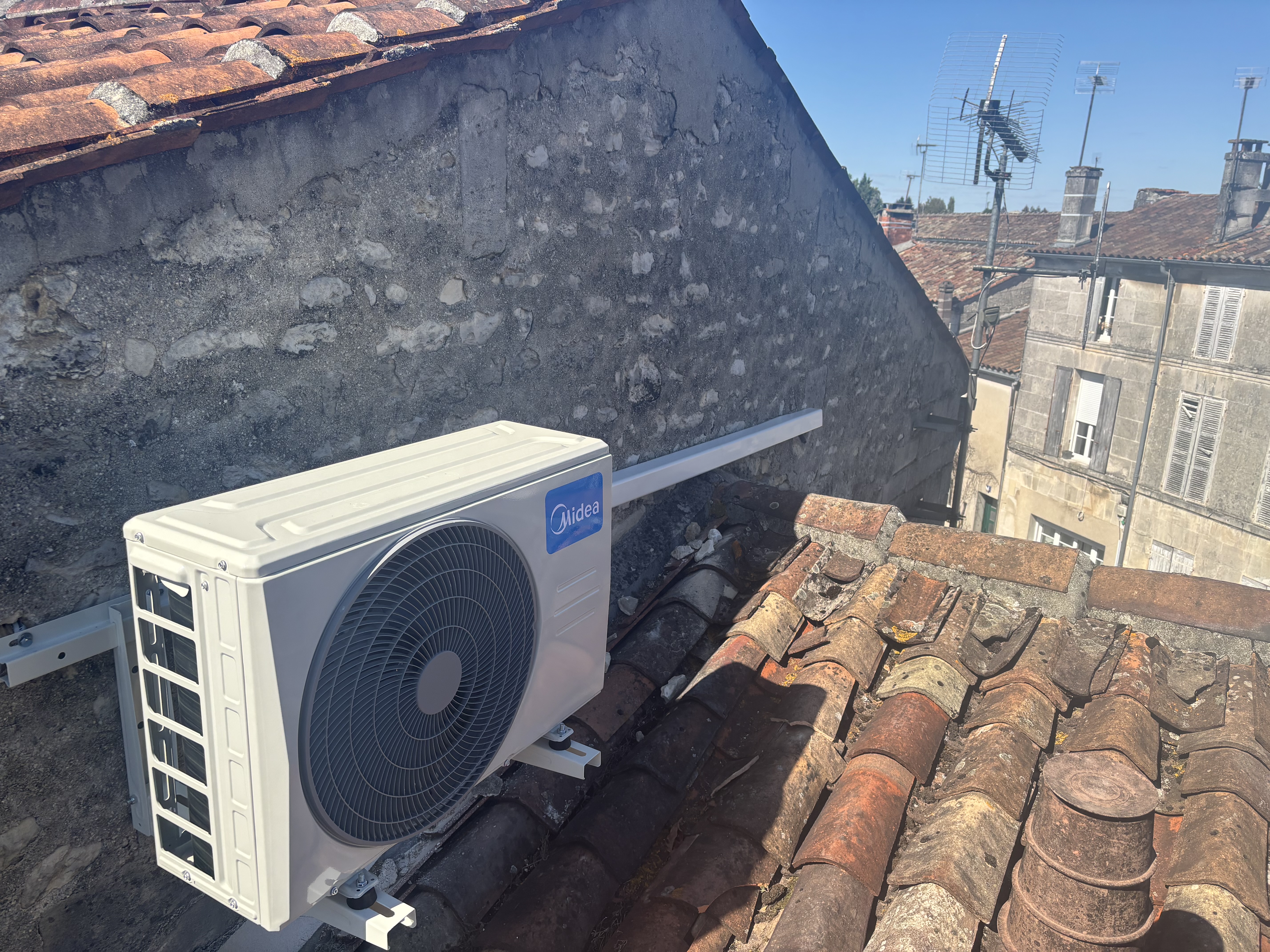 Groupe extérieur Midea installé en hauteur à Jarnac
