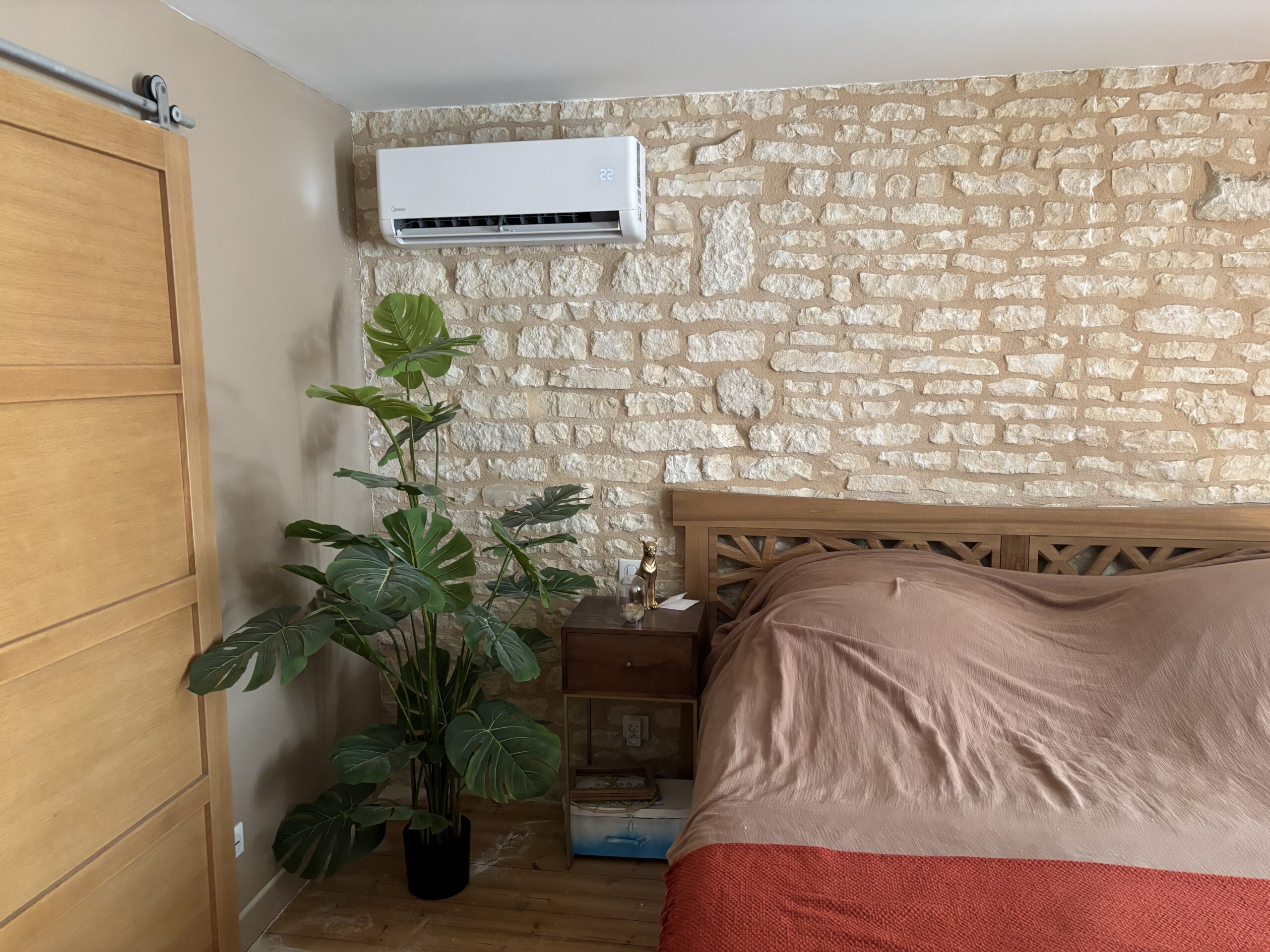 Unité intérieure Midea dans une chambre