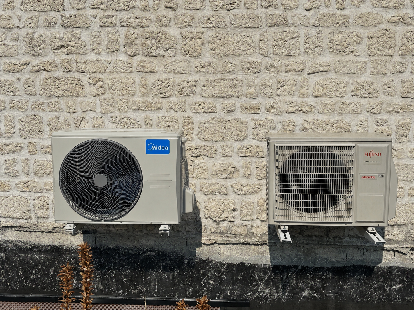 Midea noir intégré à un séjour