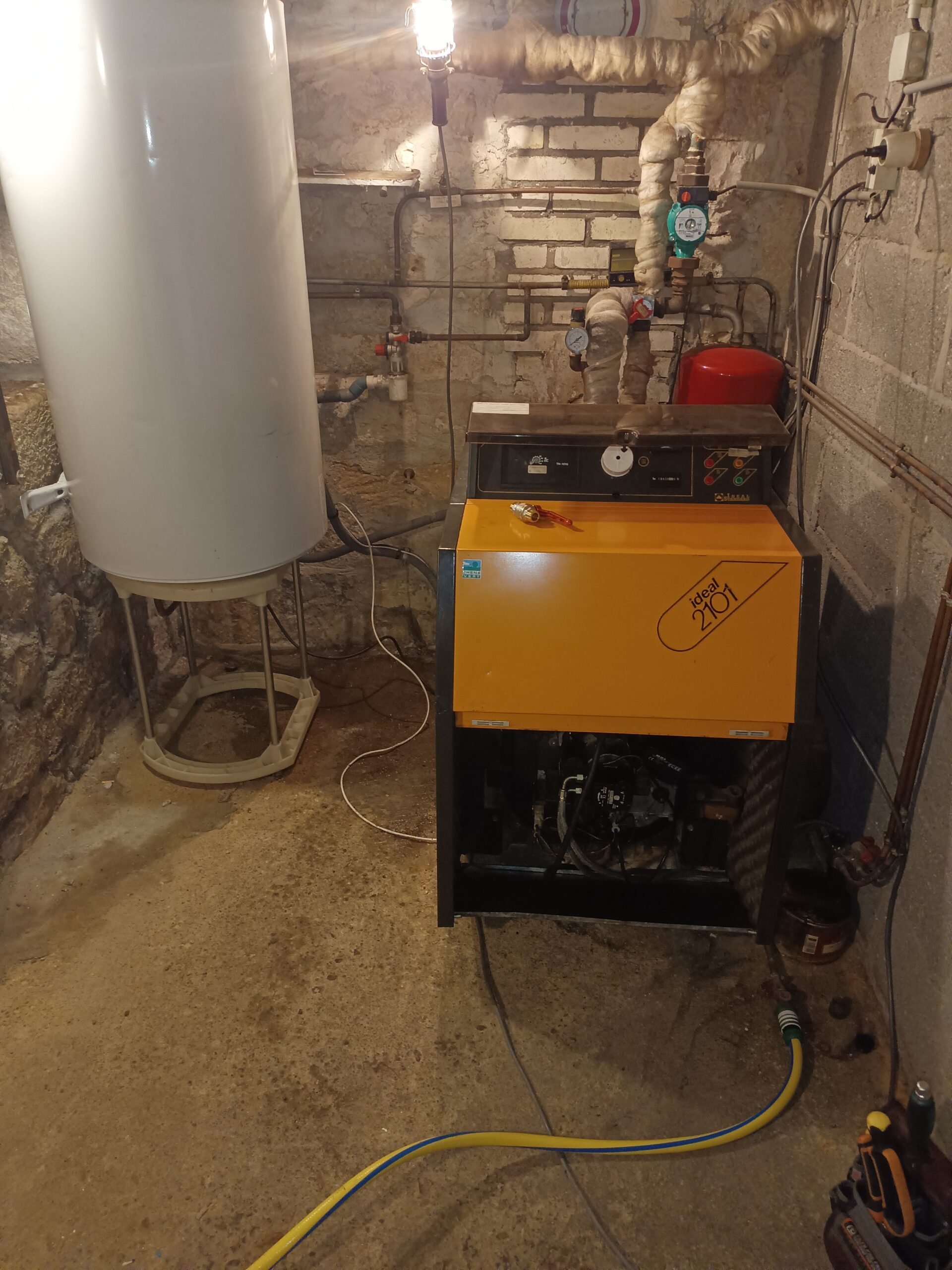 Ancienne chaudière fioul avant remplacement