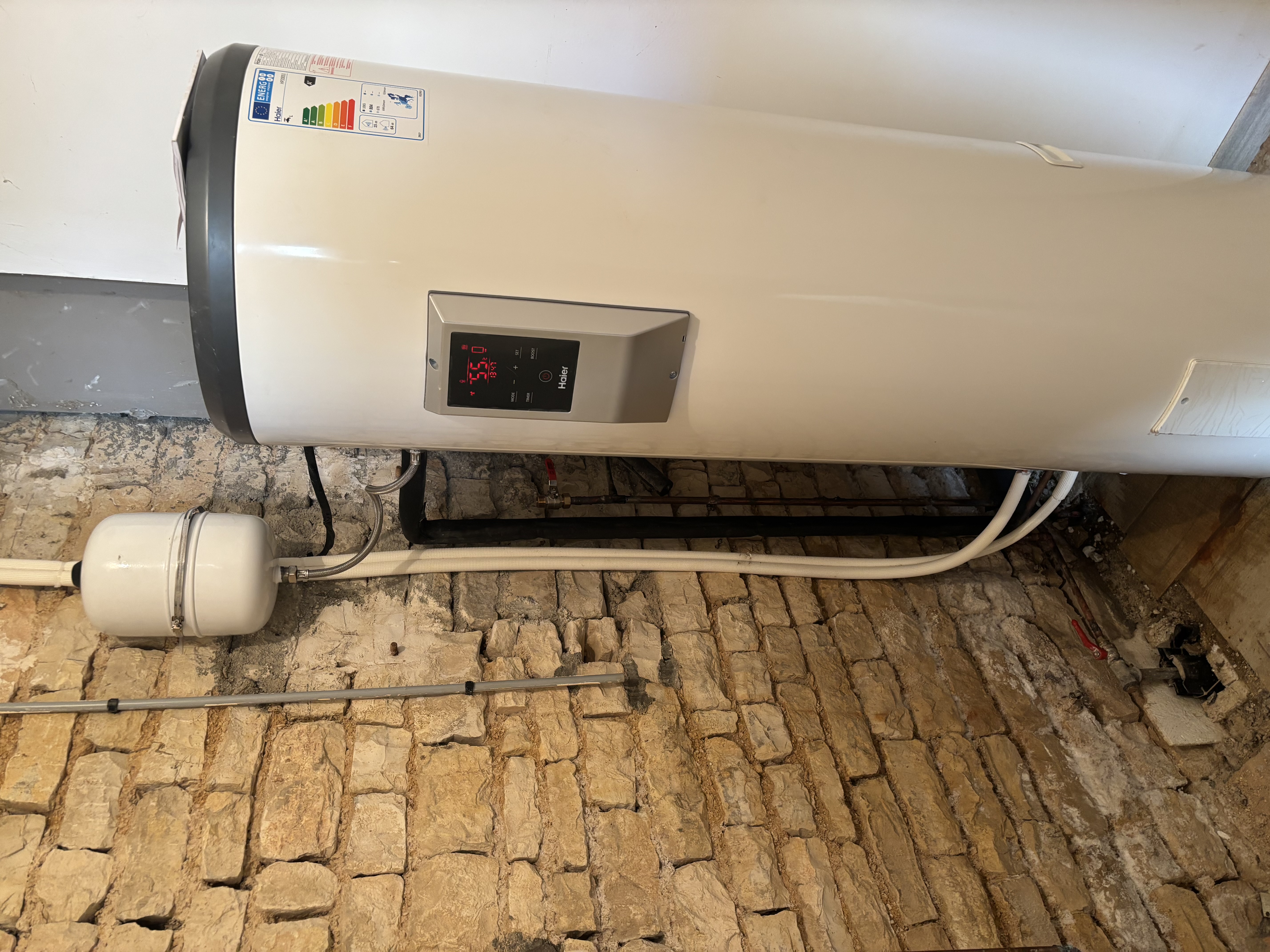 Chauffe-eau thermodynamique installé dans un cellier à Fouqueure